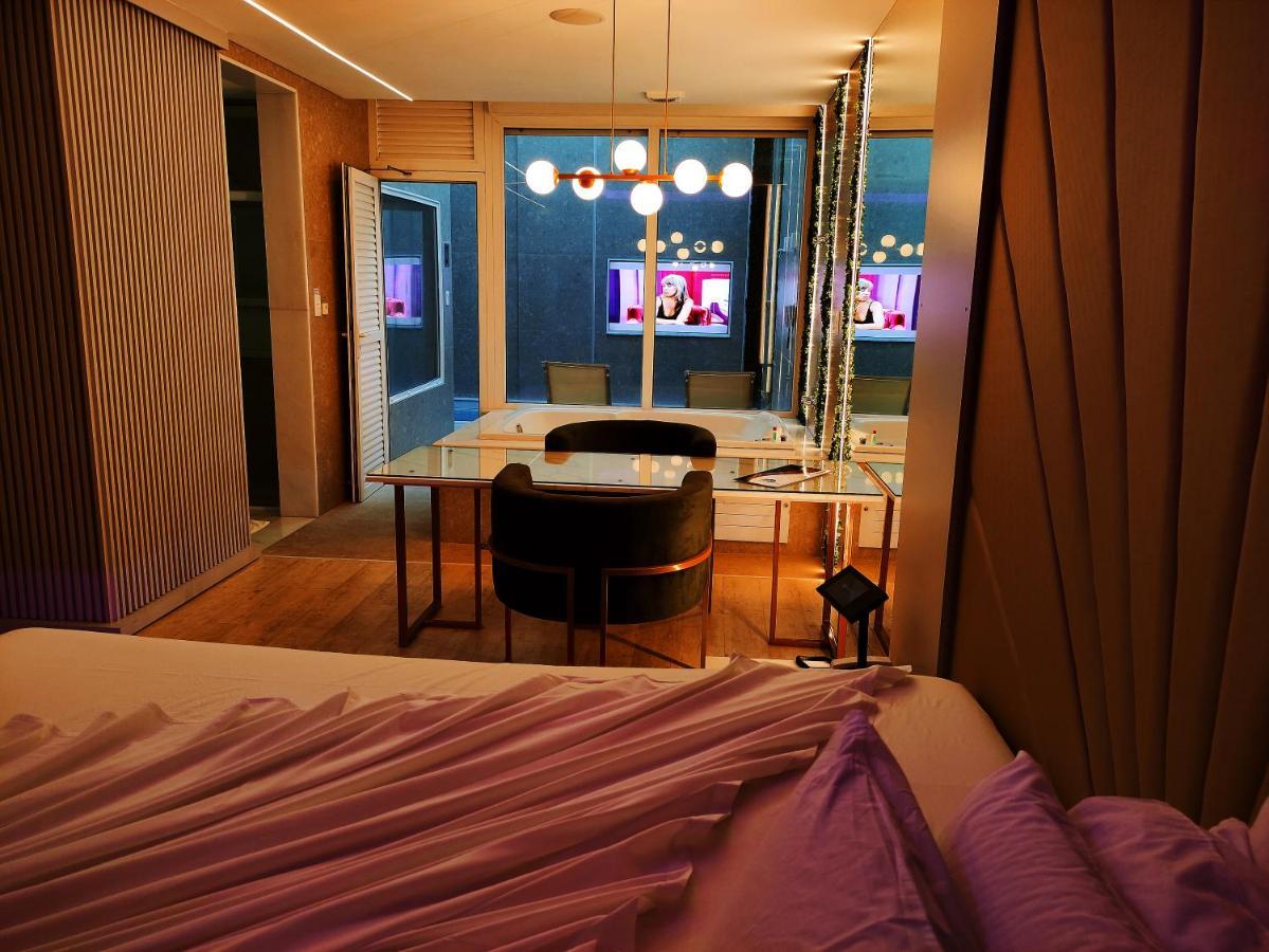 Le Monde (adults Only)