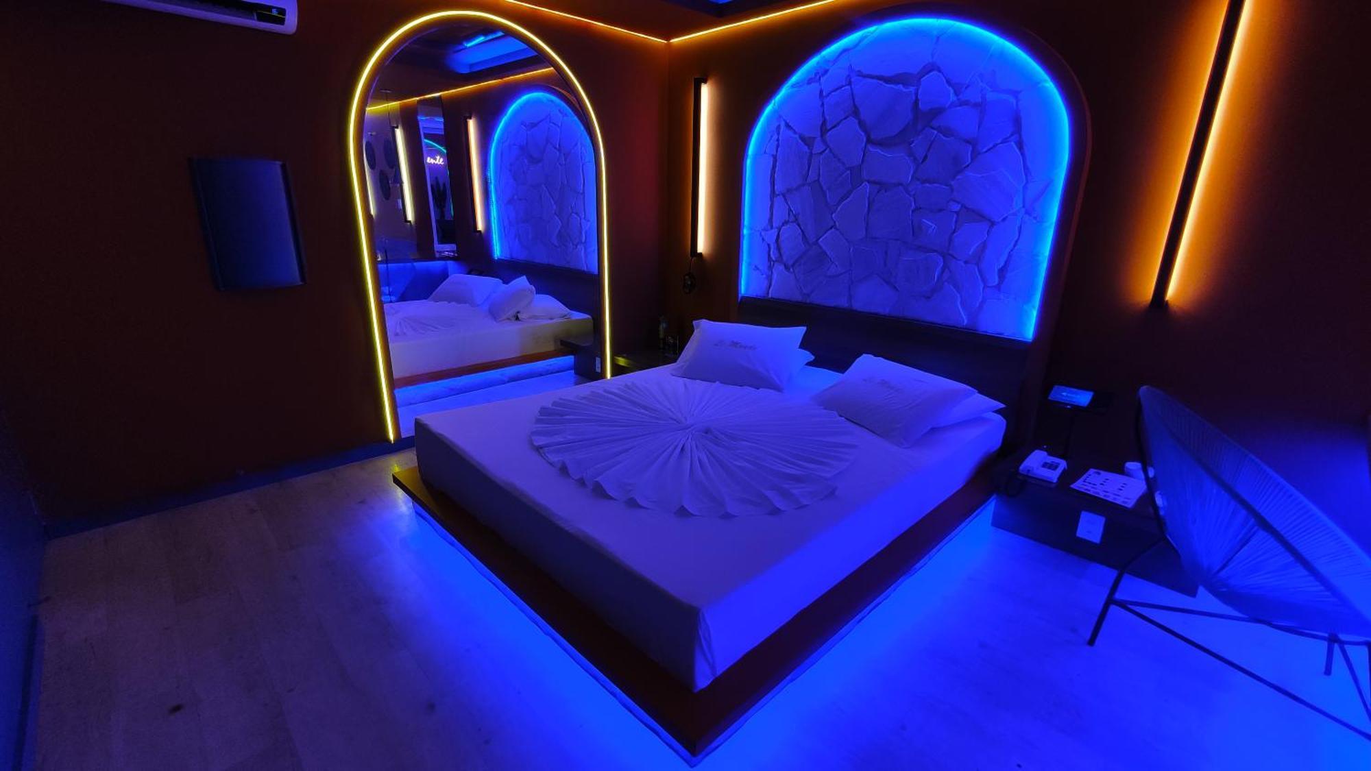 Le Monde (adults Only)